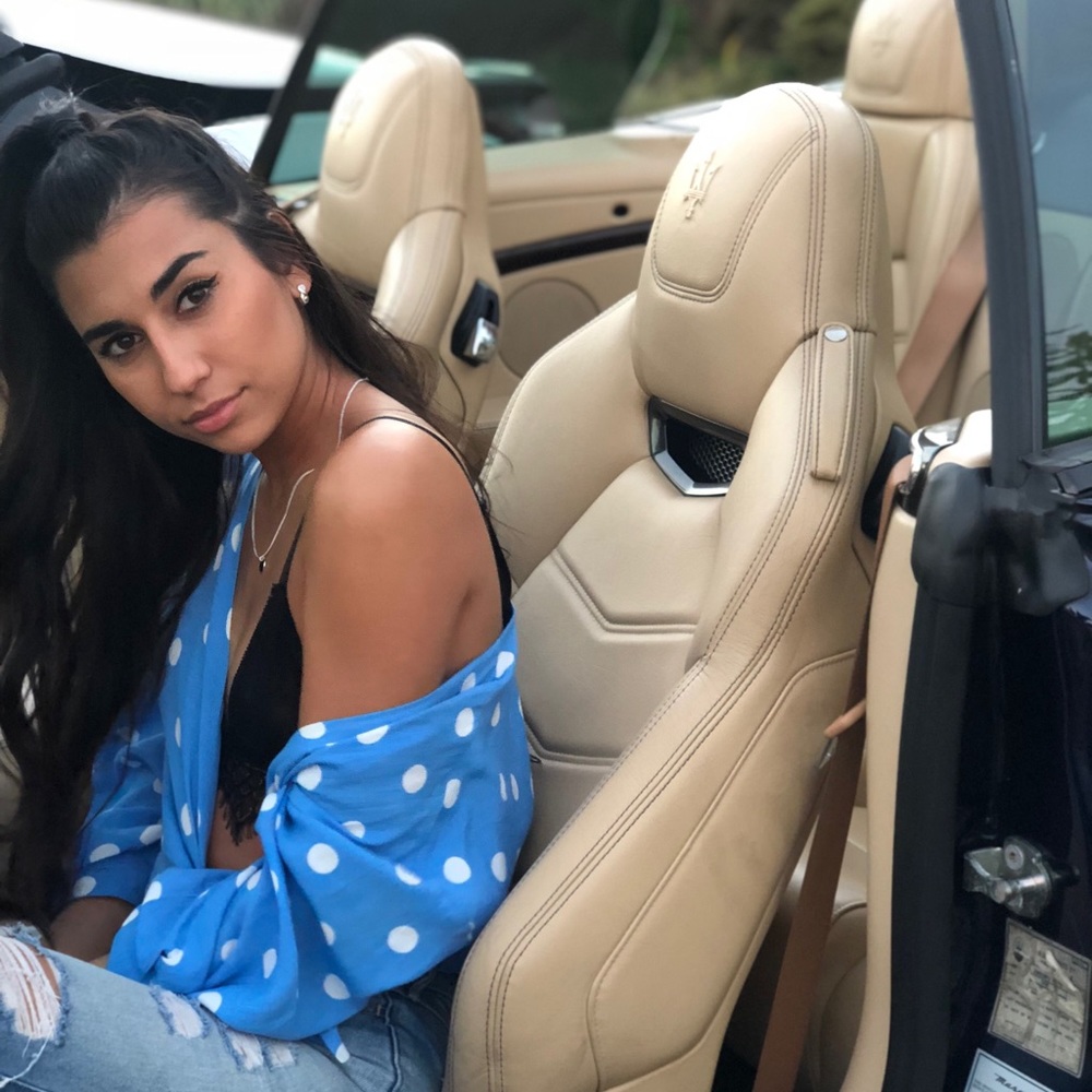 MEET YOUR POSHER, ARI